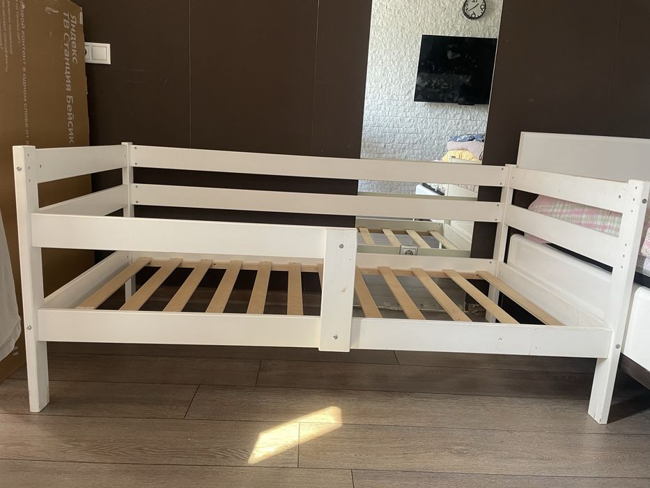 Продам детскую кровать без матраца