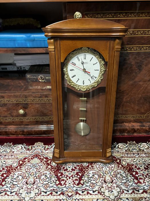 Продам часы  настенные с маятником дерево