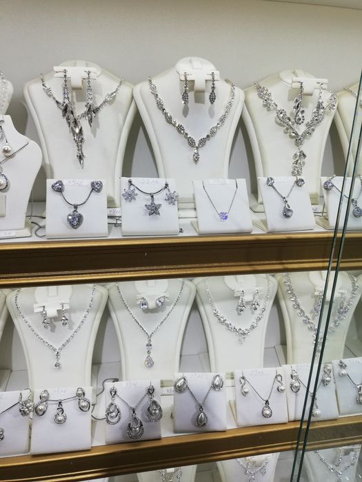 Стойки, бюстиета, манекени за бижута.