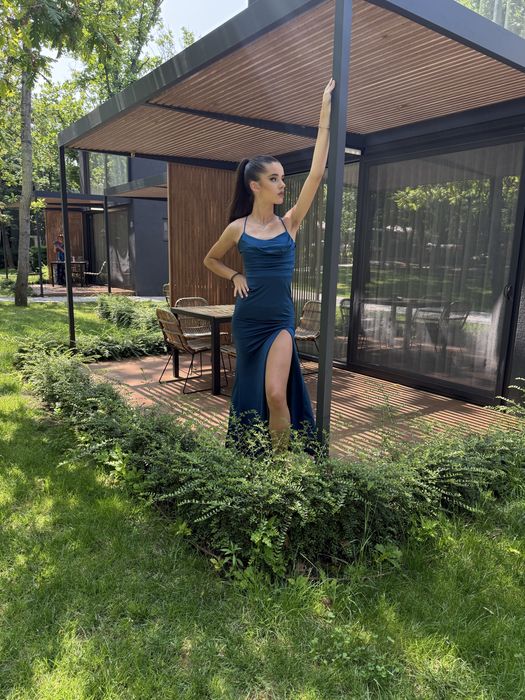 Дълга синя рокля