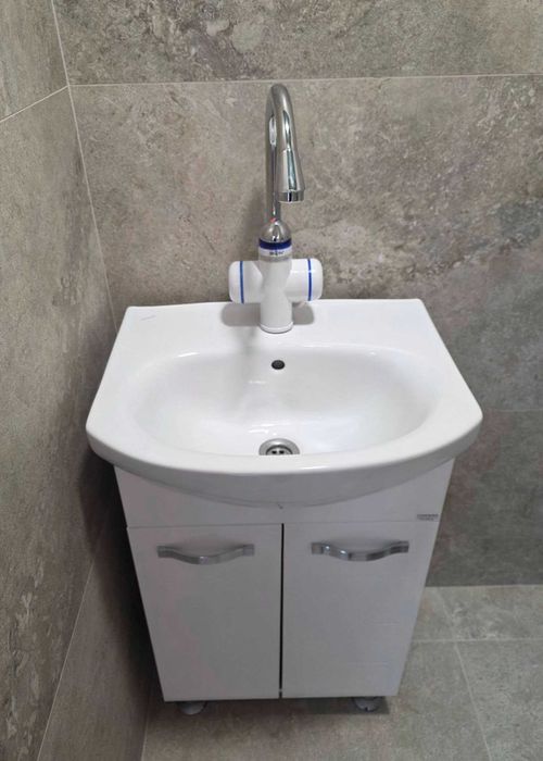 Долен шкаф за баня с умивалник