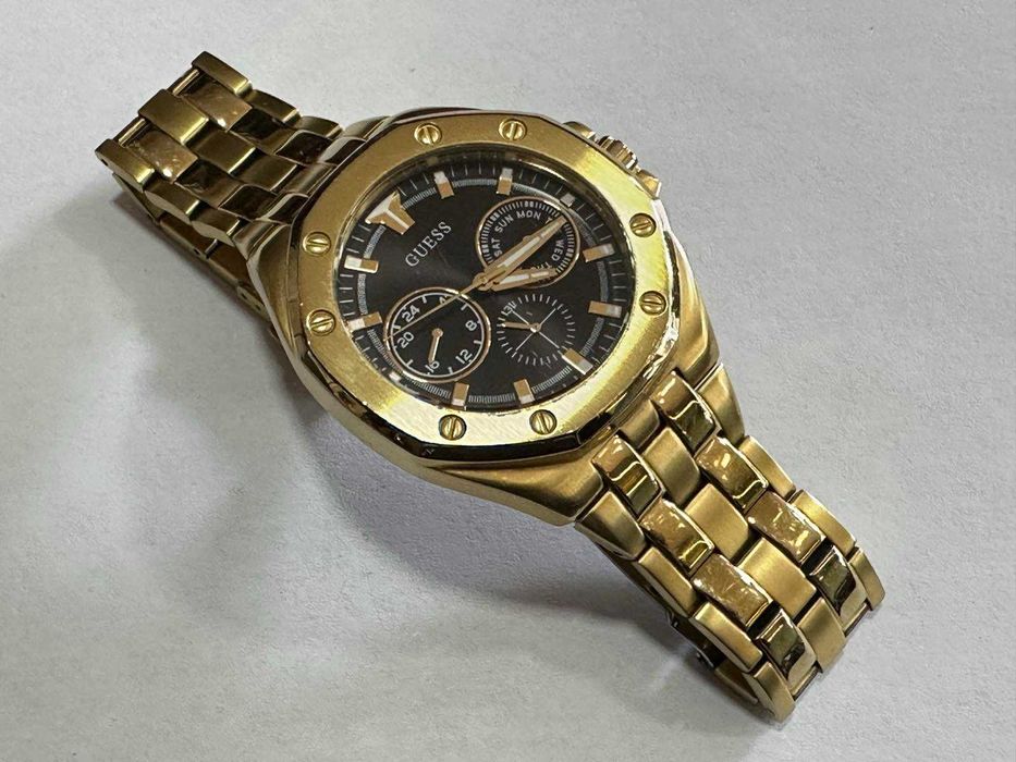 Продавам мъжки часовник Guess GW0278G2