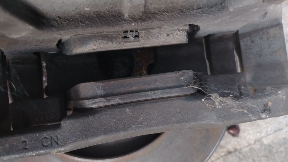 Комплект предни дискове, накладки и апарати Ауди А6 Ц6 4Ф / Audi A6 C6 4F 3.0 240кс 347мм