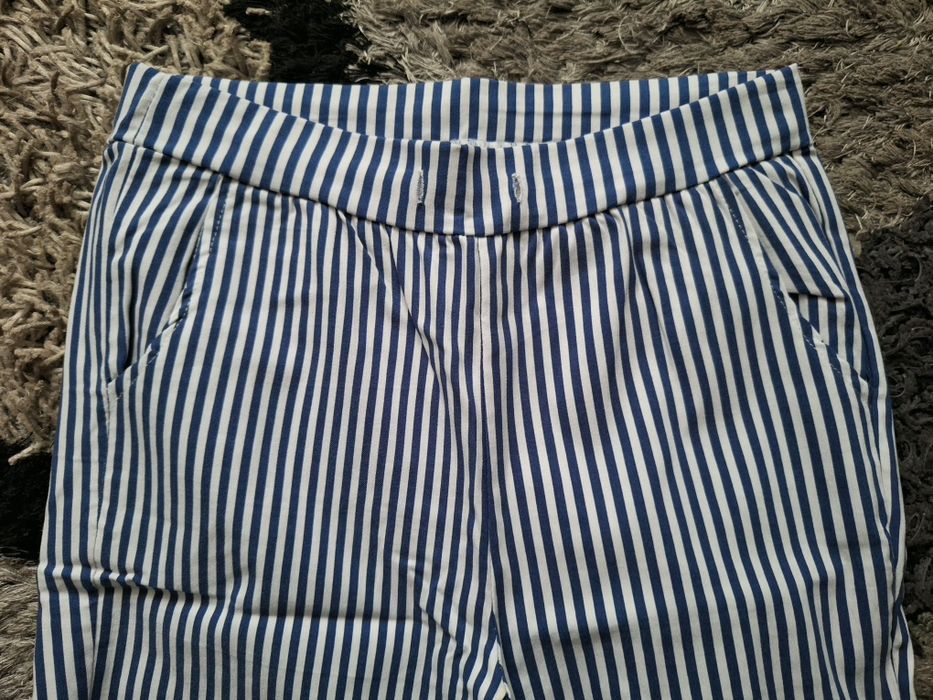 Pantaloni skinny în dungi