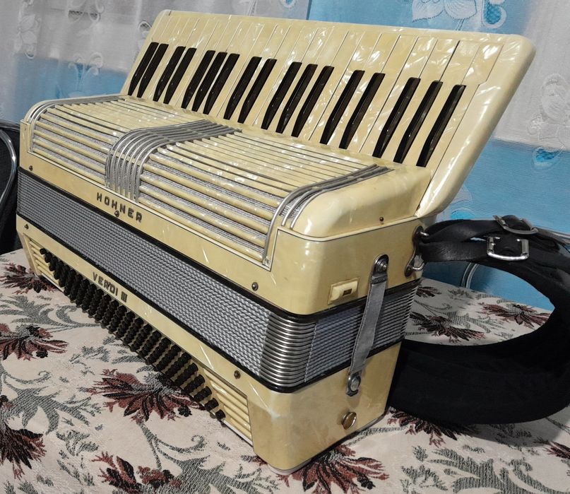 Vând Acordeon Hohner Verdi III