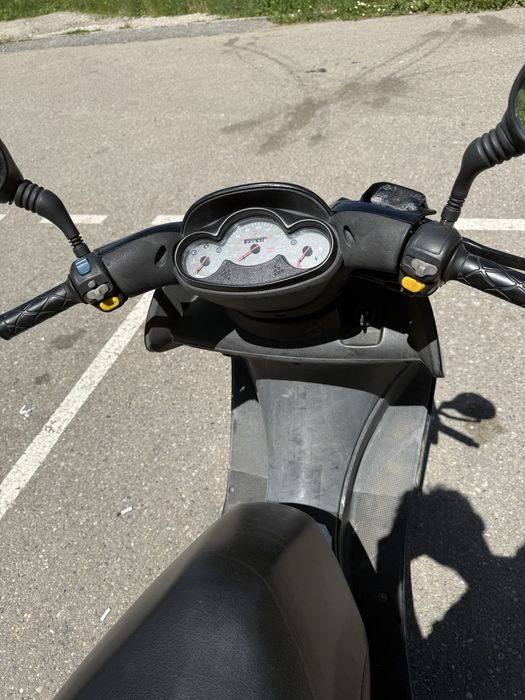 Vand yamaha majesti 125 sau schinb cu cros dau diferenta