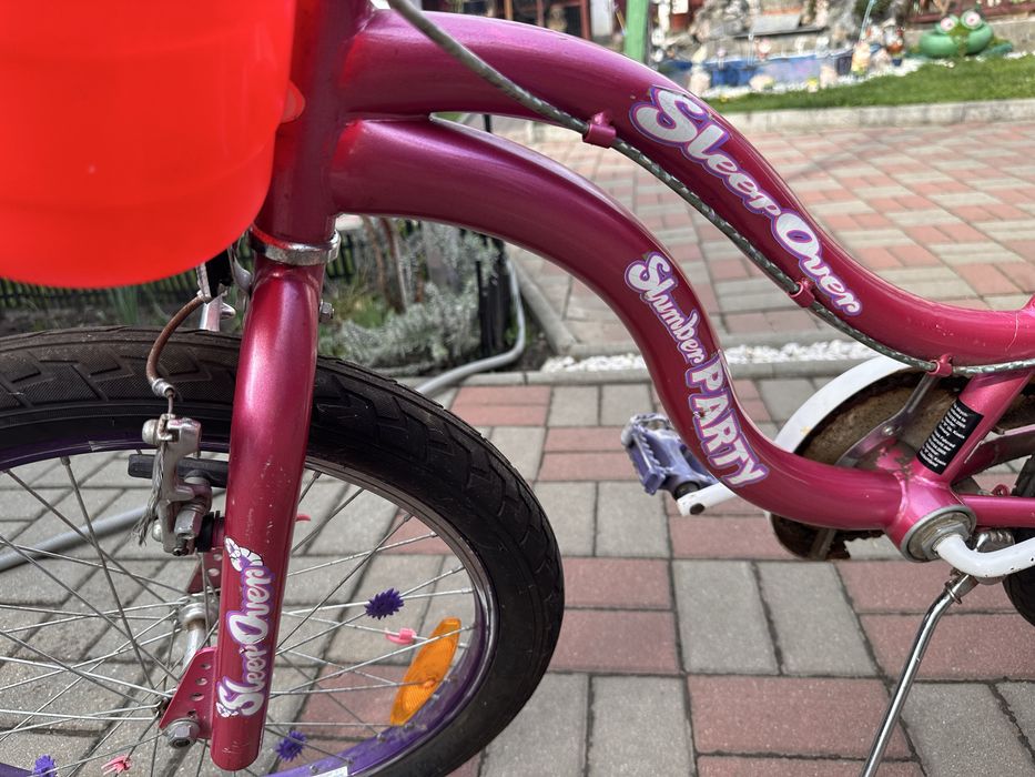 Bicicleta fete stare buna, saua are o crapatura mica