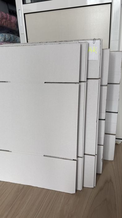 Продавам нови картонени кутии 2 размера