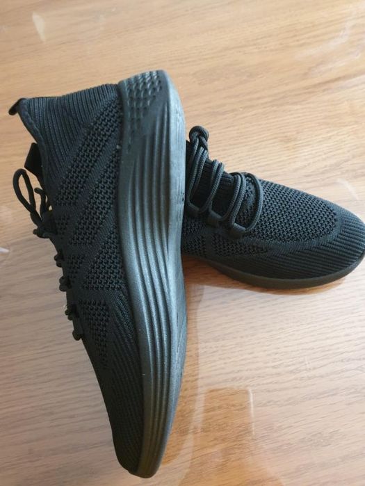 Нови дамски дишащи обувки JENNY номер 41.