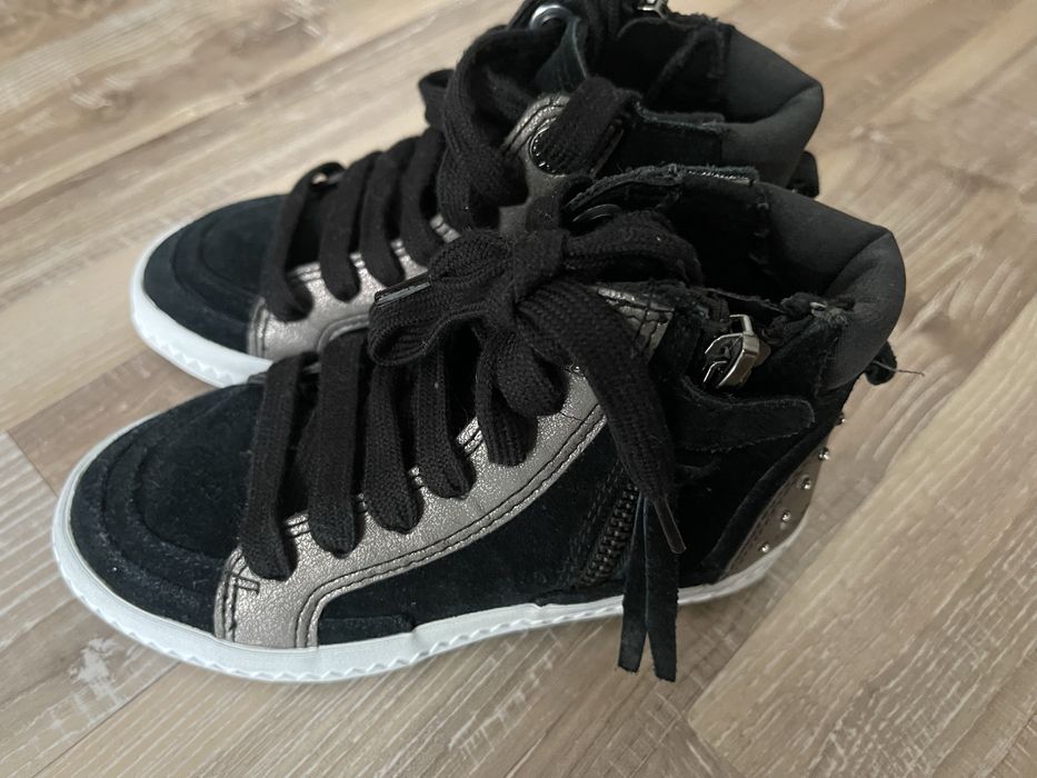 Geox fete marimea 28. Cei negri sunt noi .Ceilalti sunt purtti putin