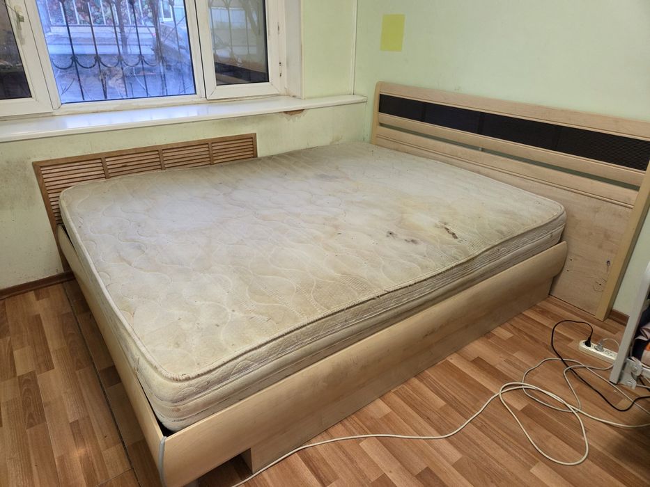 Отдаю кровать с матрасом в дар