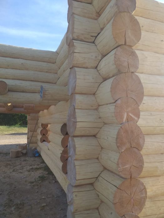 Casa din bustean și terase din lemn masiv