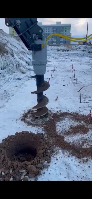 Экскаватор-погрузчик и ямобур