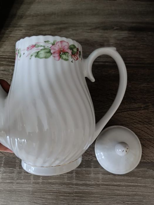 Чайник с крышкой фарфор.