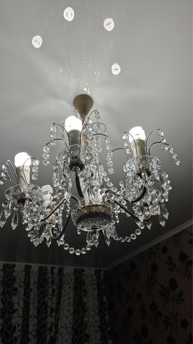Продам хрустальную люстру