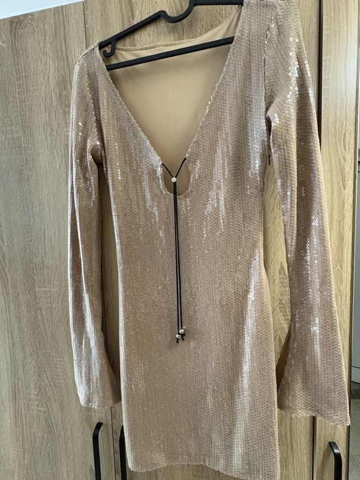 Бежова рокля с пайети