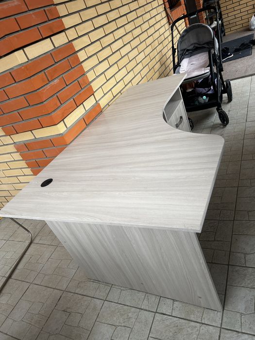 Продаю срочно рабочий стол угловой