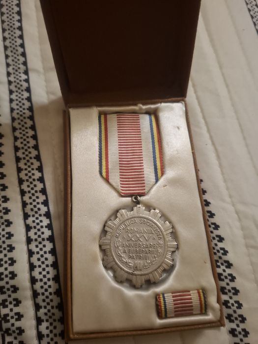 Medalie RSR – 25 ani de la eliberarea Patriei – set complet cu cutie