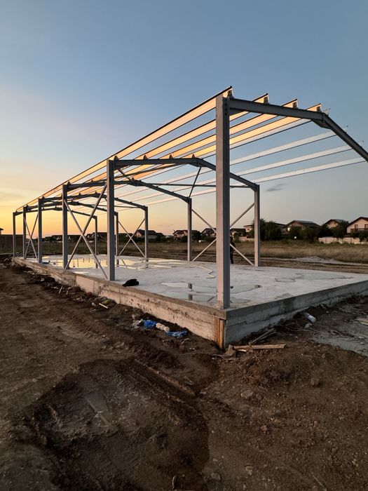 Vand Hala Metalica cu usi sectinale completa la gata cu panouri