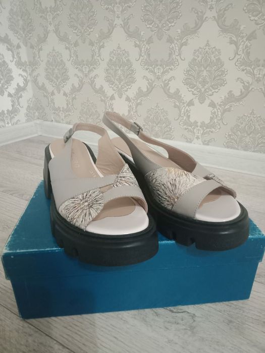 Женские босоножки