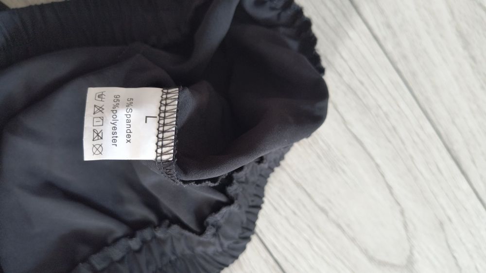Pantaloni largi, noi fără eticheta, fără niciun defect.