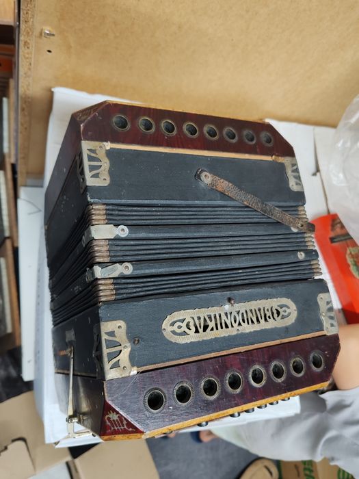 Vând acordeon foarte vechi