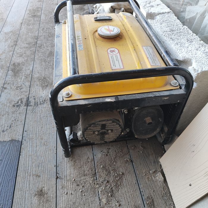 Бензиновый генератор 3000