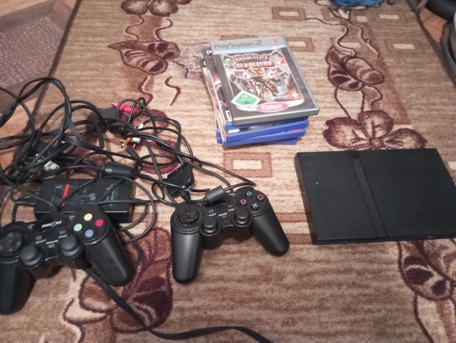 Плейстейшън 2 с игри и контролери
