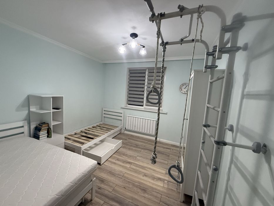 Продам детский кроваты, книжный полка и шкаф (с зеркалом)