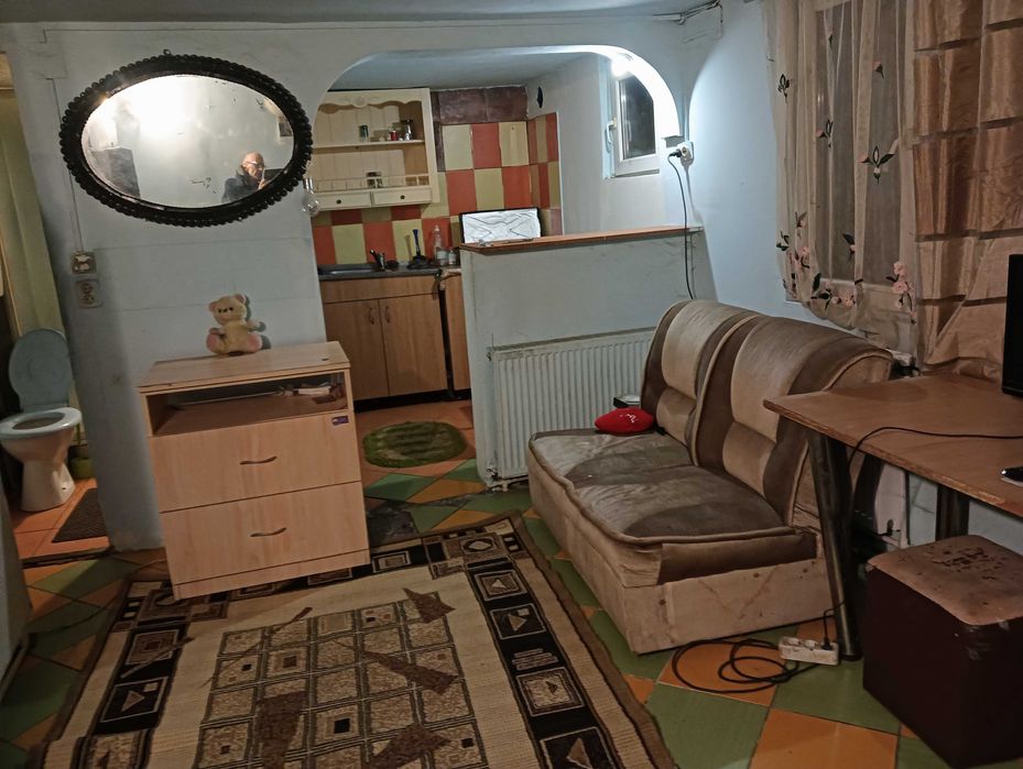 Închiriez garsonieră la curte