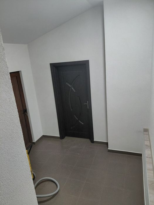 Къща с двор и гараж