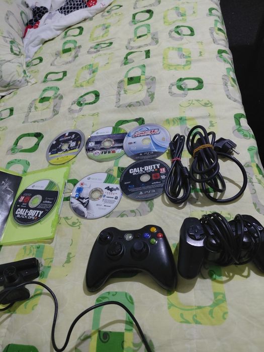 Vând tot ce am fotografiat  Jocuri CD plus Controoler Xbox 360 si Playst3 cu fir