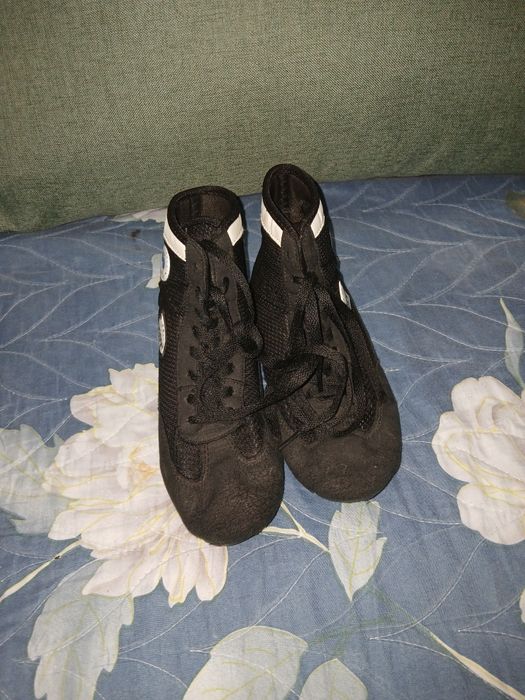 Форма для борьбы и кросовки