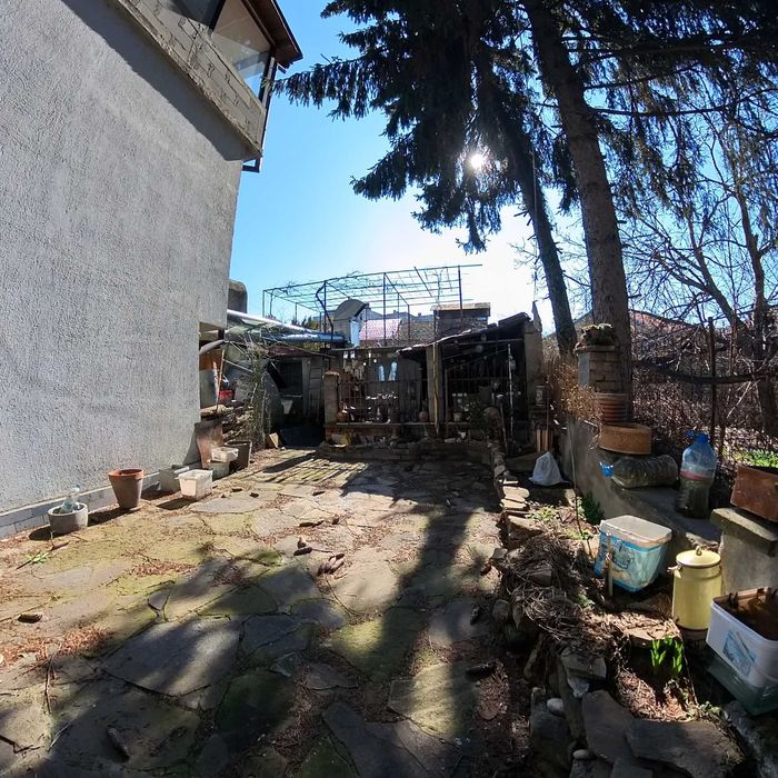 Самостоятелен етаж от къща с двор – гр. Попово, главен булевард