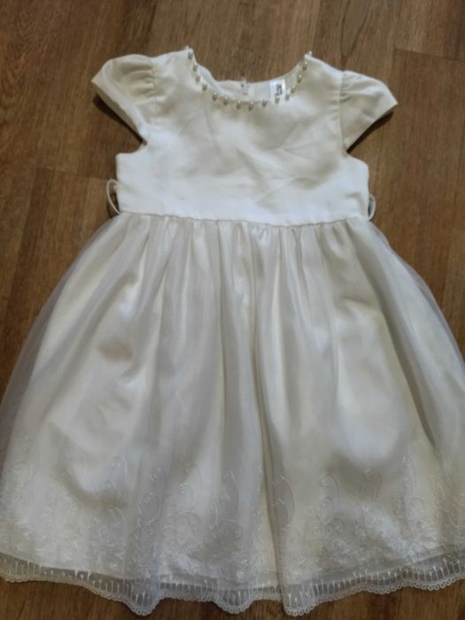 Платья белые, рост 104 см