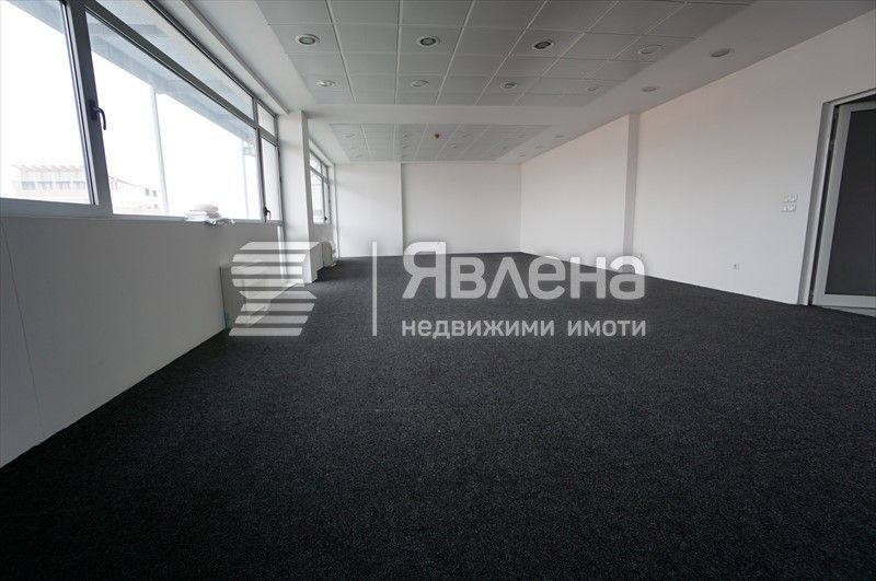 Офис в бизнес сграда