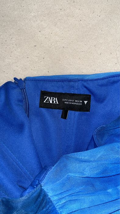 Рокля на Зара в преливни сини цветове носена 1 път за кратко.С размер