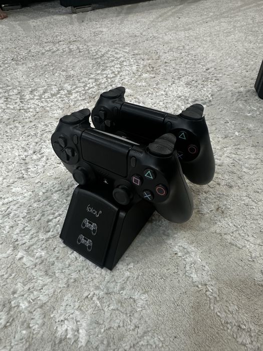 Продам Пс 4 слим 2 оригинал джойстика 5 игр