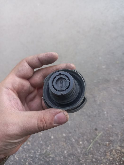 Продам болты и расш.крышку