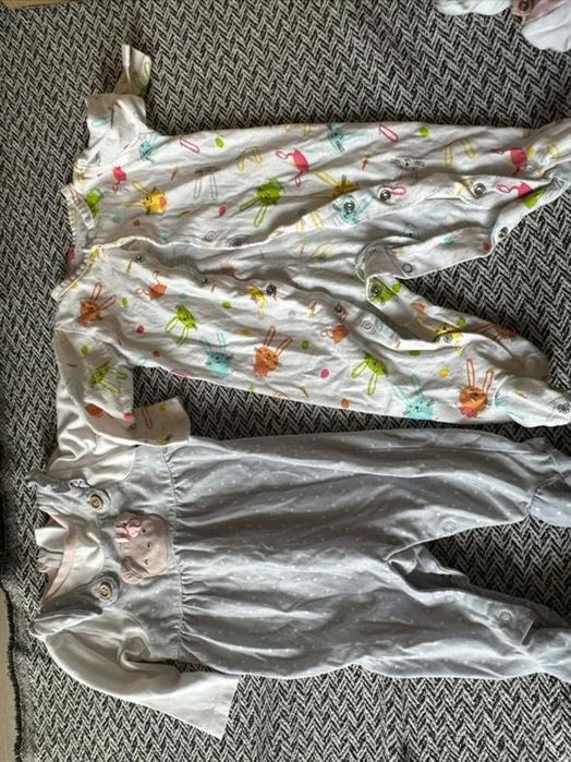 Продавам Бебешки дрехи на момиченце 0-6м.