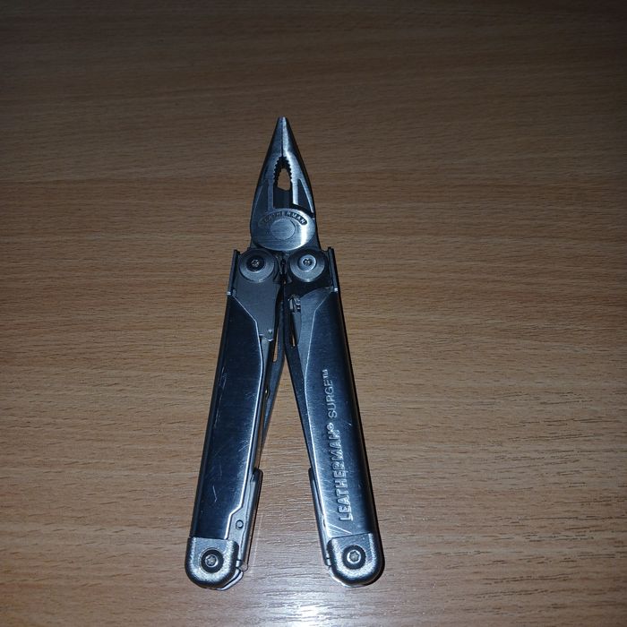 Легендарный мультитул Лезерман Сурдж