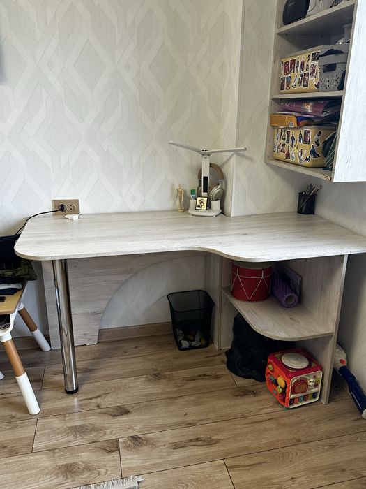 Продам стол и навесной шкаф