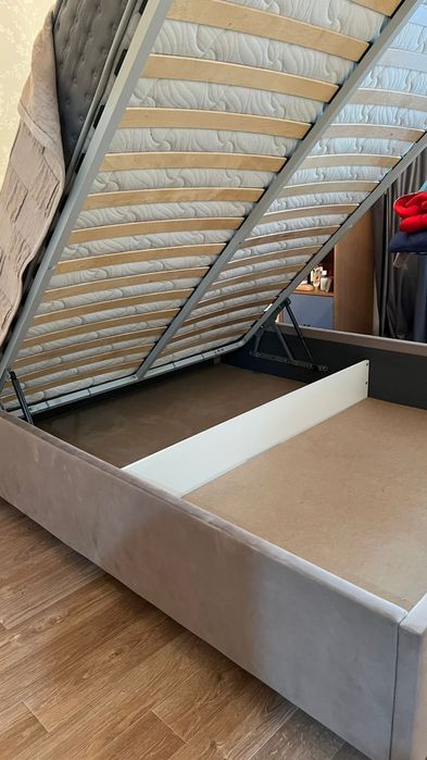 Кровать с матрасом