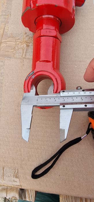 Cilindru hidraulic lungime 750 mm deschide 500 mm bolturi diametru 30