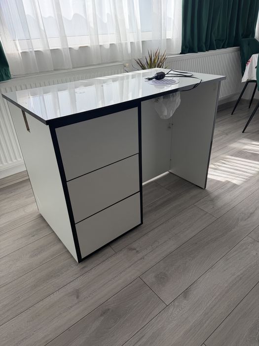 Vând masă de manichiură realizată pe comandă, ideală pentru un salon modern și elegant.