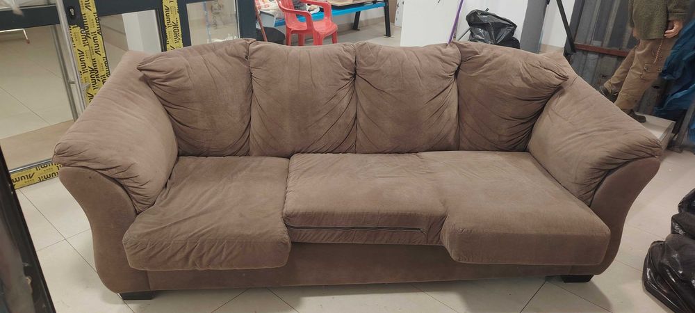 Canapea maro, confortabilă – 300 lei