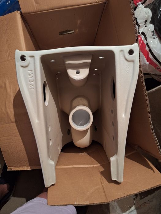 Нова конзолна тоалетна чиния Creaviт с капак