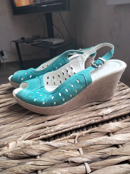 Продам женские босоножки