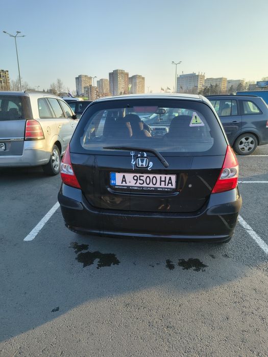 Продавам черна Honda Jazz