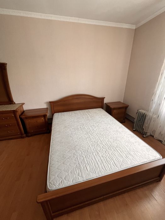 Продам кровать, тумбы и комод
